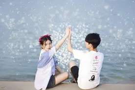 小说：摆地摊捡回的小奶狗男友，是个富二代图片