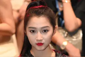 上海，关晓彤出现在安踏活动现场图片