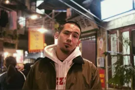 脱口秀演员卡姆吸毒被行拘，曾以导师身份参加一档儿童节目图片