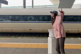 陈赫现任身材不差，穿条健美裤在车站拍照，曲线不像有俩娃的女人图片