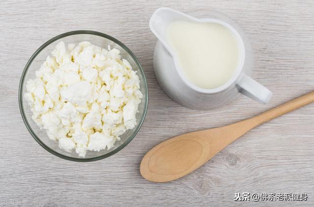 乳清蛋白与酪蛋白之争，哪一种蛋白粉更适合力量与肌肉的生长