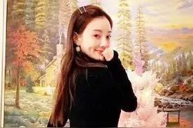 李小璐圣诞造型好丰满，穿紧身衣裤显“沙漏”身材，这打扮太少见图片
