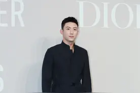 黄景瑜黑色收腰西装搭配灰色西裤，帅气有型图片