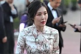 39岁田朴珺太惊艳！穿桃花旗袍身材曼妙，大拇指戴戒指自信霸气图片