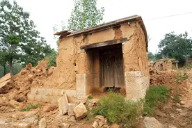 房子旁边就是坟头？“死人与活人”争地，谁该让谁？图片