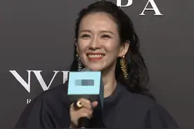 章子怡产后首秀裙装压轴，二胎妈妈细纹难掩，对比生图精修反差大图片