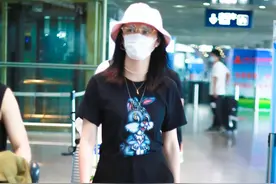 姚晨卡通印花T恤+开衩长裤+粉色渔夫帽+白色运动鞋帅气硬朗图片