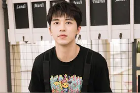 许魏洲黑色工装风穿搭，创意拼色背带裤又酷又可爱，满屏少年气息图片