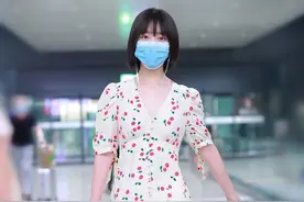 街拍：邓恩熙一袭樱桃连衣裙现身机场，时尚造型尽显甜美迷人图片