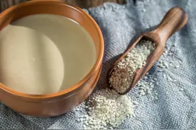 芝麻酱调稀，用水还是用油？大厨这么做，丝滑细腻味道香图片