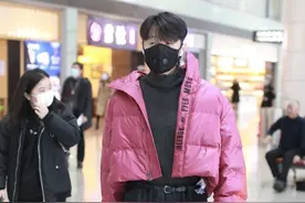 李荣浩又玩出新高度，穿超短羽绒出街超任性，不懂还以为在走秀呢图片