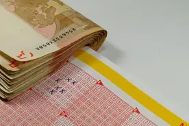 幸运值爆表！女子中百万大奖数年后，再中1000万图片