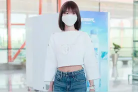 毛晓彤比心现身机场，阔腿廓型裤搭配出好的身材比例图片