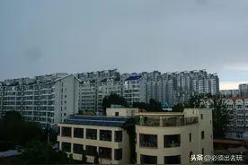 暴雨如注时，匆匆赶路的大多是外卖小哥图片
