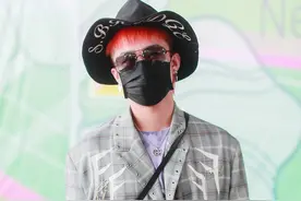 德云社男团衣品太魔幻 张九龄顶红发强行模仿权志龙，违和感超强图片