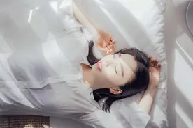 在黑暗中相遇图片