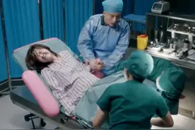 “奇葩老公”火了，陪产时被吓晕倒，产妇：别管我，先救我老公图片