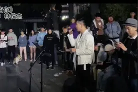素人路演翻唱林俊杰《当你》，全场大合唱加闪光灯，气氛好嗨图片