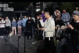 素人路演翻唱林俊杰《当你》，全场大合唱加闪光灯，气氛好嗨图片
