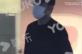 王凯深夜KTV买醉，喝到烂醉离开时险撞墙，曾多次喝酒被拍图片