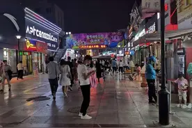 辽宁葫芦岛，繁华街区的黑暗角落里，藏着一个破败不堪的商业广场图片