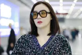 再也不流行卷裤脚了，袁姗姗带火“裤脚挖个洞”，显高效果杠杠的图片