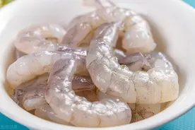 每天教大家一道年夜饭，第一道精炒虾仁图片