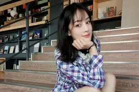 170cm赵圆瑗身材气质真心好，穿格纹衬衫去图书馆，样子美腻了图片
