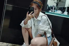 姜涩琪的私服穿搭合集，真是融合了复古感的休闲运动风穿搭范本图片