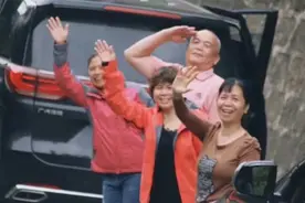 解放军开赴战场，所有车辆主动避让！群众挥手告别，老兵军礼致敬图片