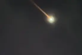 澳大利亚上空突现巨型流星！北半球飞向南半球，俄罗斯又干了啥？图片