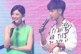 50岁苏慧伦罕见露面，办30周年演唱会，穿荧光百褶裙像太年轻图片