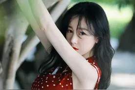 张檬红色波点连衣裙衬白皙皮肤 大秀性感美背长发撩人图片