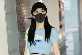 刘芸现身机场，穿搭一件露脐紧身短袖，秀出小蛮腰图片