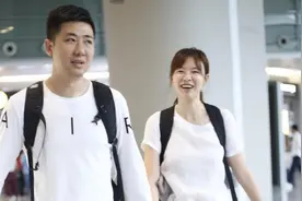 李艾与老公又秀恩爱，穿白T恤配牛仔裤显身材，41岁生娃也不晚图片