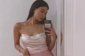 高以翔女友晒照感慨生活，穿吊带裙大秀身材，跪坐地板自拍好有范图片