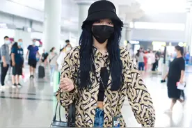程潇现身机场，印花长衬衫好抢镜，右手挎包像富家小姐姐图片