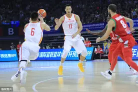 战术分析室：细数NBA流行的双人挡拆、三角进攻和跑轰战术图片