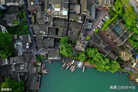 2020年6月1日拍摄的湖南凤凰古城沱江两岸风景如画图片