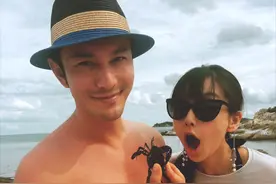 baby首次带儿子公开亮相，小海绵扎小揪揪，拉着妈妈的手超乖图片
