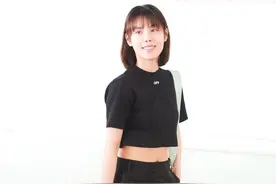 韩丹彤一袭黑色现身机场，素颜清秀颜值耐打，大长腿格外吸睛图片