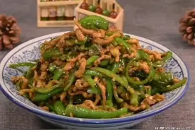 传统下饭家常川菜-青椒肉丝，做法简单，肉丝香嫩入味超级下饭图片