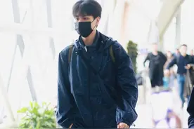 阳光帅气！26岁胡一天现身成都，人高马大风度翩翩，气质清新高冷图片