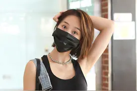 街拍：蓝盈莹穿牛仔背带裤搭运动鞋，时尚造型尽显性感迷人图片