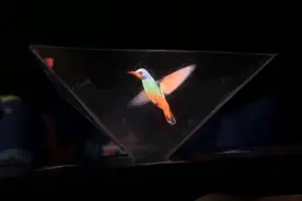 爸爸用塑料卡片做了个投影仪，3D大片在家就能看，真的太过瘾了图片