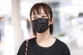 杨紫机场造型又翻车，简单穿黑T恤配紧身牛仔裤，显胖怕有10斤图片