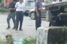 痛心！桂林一老奶奶接孙子放学，与小货车惨烈相撞，当场死亡图片