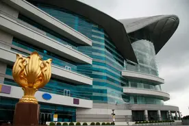 金紫荆广场位于香港会展中心，是到香港旅游时必到的旅游景点图片