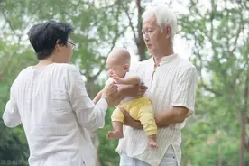 隔代育儿会影响三代人：有智慧的祖辈，有可能把孙辈培养成为赢家图片