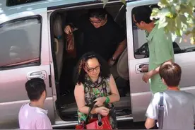 刘欢妻子太接地气，穿红绿印花裙搭打底裤，和普通大妈没差别图片